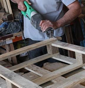 Inspection et Réparation d'une palette bois d'occasion par nos trieurs au dépôt de Barbentane
