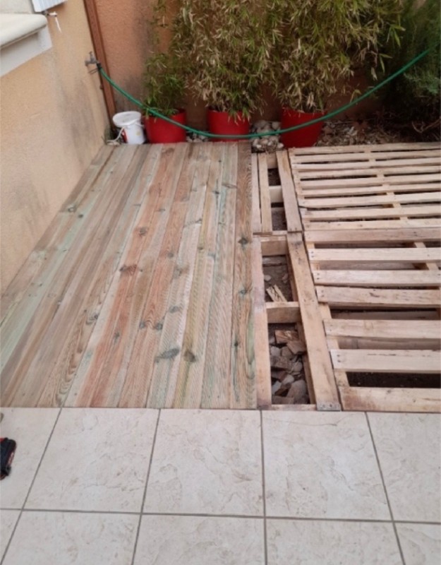 Réalisation de terrasse en palettes usagées proche Cavaillon